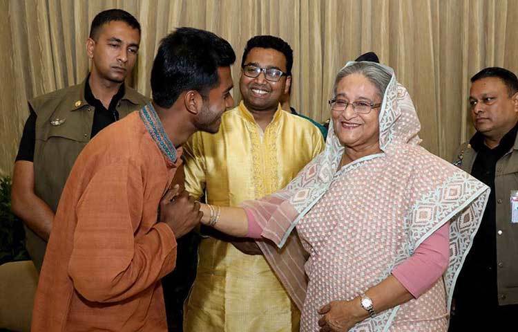 সাক্ষাতের সময় নুরুল হক নুর প্রধানমন্ত্রীকে বলেছেন, ‘ছোটবেলায় আমি মাকে হারিয়েছি। আপনার মাঝে আমি আমার মায়ের প্রতিচ্ছবি খুঁজে পাই।’