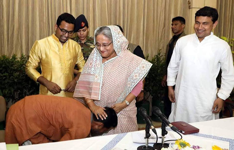 প্রধানমন্ত্রীর পা ছুঁয়ে সালাম করছেন নুর।