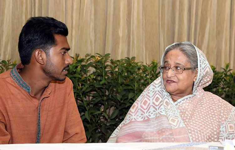 প্রধানমন্ত্রী এরপর নুরকে তার পাশে বসান।