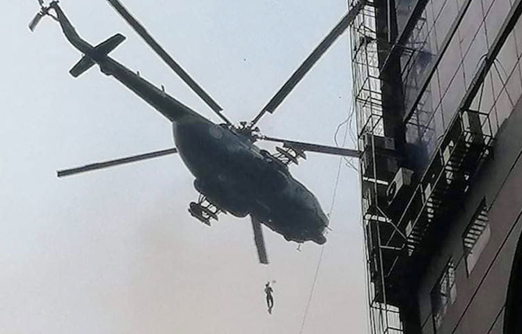 রাজধানীর বনানীর বহুতল ভবনে অগ্নিকাণ্ডের ঘটনায় আটকা পড়াদের সেনাবাহিনীর হেলিকপ্টার দিয়ে উদ্ধার করা হচ্ছে।