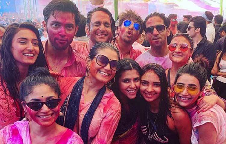 ইনস্টাগ্রামে টেলি তারকাদের সঙ্গে নিজের ছবি শেয়ার করেন একতা নিজেই। নিজেদের সোশ্যাল মিডিয়া অ্যাকাউন্টে হোলি পার্টির ছবি শেয়ার করেন অন্যান্য তারকারাও। তাতে বিগবস প্রতিযোগী তথা কাস্টিং ডিরেক্টর বিকাশ গুপ্ত এমনকি প্রাক্তন ‘কমলিকা’ উর্বশী ঢোলকিয়াকেও দেখা গিয়েছে।