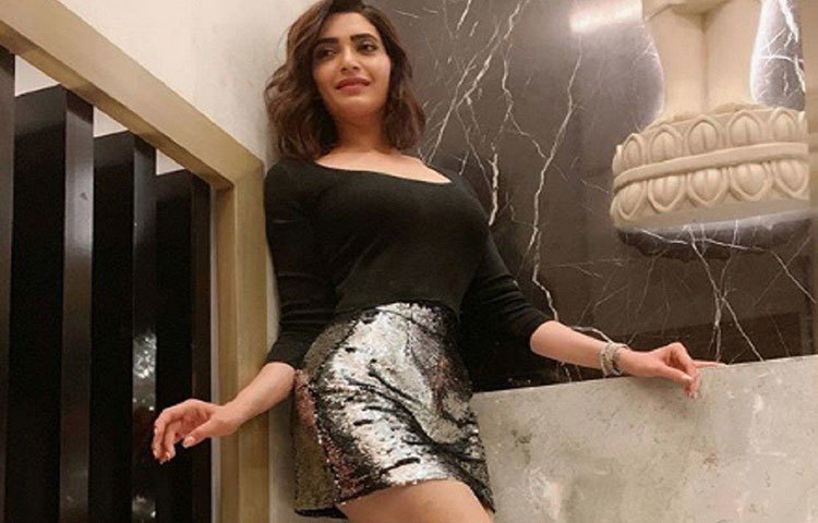 টেলিভিশনের পাশাপাশি বলিউডেও চুটিয়ে কাজ করছেন কারিশমা তন্না। সম্প্রতি রণবীর কাপুরের সঙ্গে ‘সঞ্জু’ ছবিতে দেখা গিয়েছিল তাকে। একতার ডাক পেয়ে পার্টিতে ছুটে এসেছিলেন তিনিও।