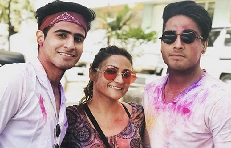 টেলিভিশনে খলনায়িকার চরিত্রকে যিনি জনপ্রিয় করে তুলেছিলেন, সেই উর্বশী ঢোলকিয়াও ছিলেন পার্টিতে। ‘কসৌটি জিন্দেগি কি’-এর রিমেকে এই মুহূর্তে তার চরিত্রে অভিনয় করছেন হিনা খান। তবে তাকে দেখা যায়নি।