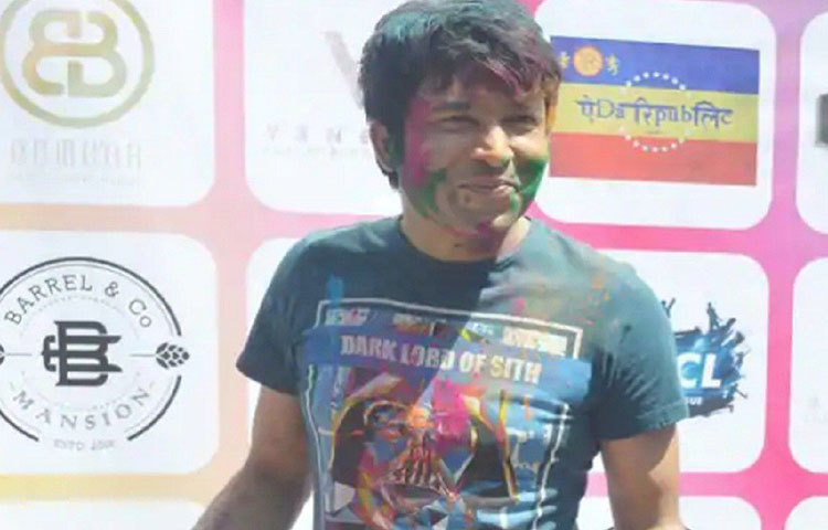 ‘কপিল শর্মা শো’য়ে চা বিক্রেতা চাঁদু হিসাবে সকলে চেনেন চন্দন প্রভাকরকে। তবে হোলি পার্টিতে টি-শার্ট এবং ডেনিমের সঙ্গে ক্যাজুয়াল লুকেই ধরা দিয়েছিলেন তিনি।