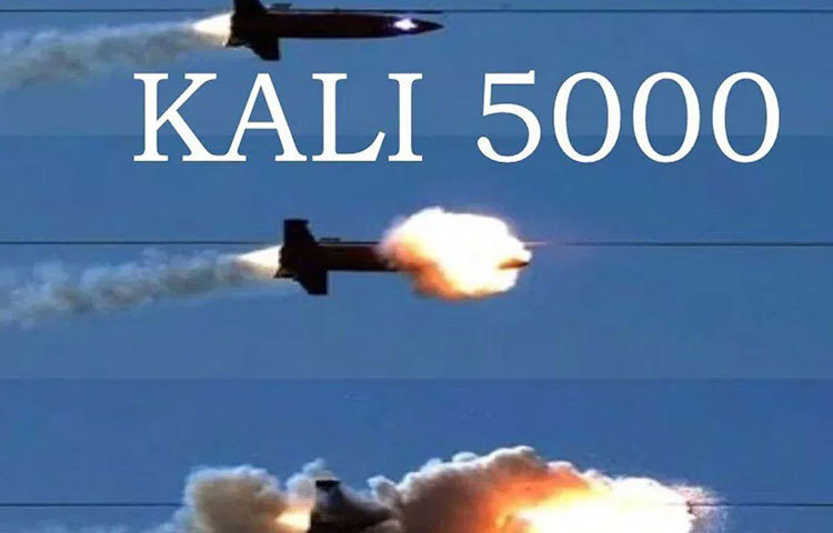 নতুন নতুন অস্ত্র আবিষ্কার করে ভারত আত্মক্ষার চেষ্টা করছে। এবার আবিষ্কার করেছে ‘কালি-৫০০’ নামের একটি অস্ত্র।