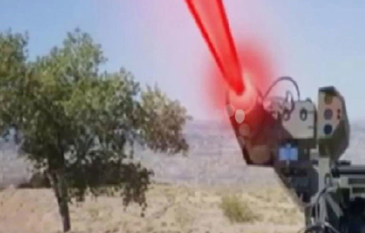 এই ইলেকট্রন কণার স্রোত প্রচণ্ড তপ্ত এবং বিদ্যুৎবাহী। সেই তপ্ত কণার স্রোত বা রশ্মি তড়িৎ-চৌম্বকীয় বিকিরণে পরিণত হবে। সেই বিকিরণ মহাকাশে ছড়িয়ে থাকা মাইক্রোওয়েভের সঙ্গে সংযোগ স্থাপন করতে সক্ষম।