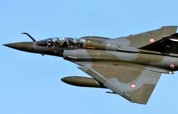 ভারতীয় বিমানসেনার কাছে সুখোই, মিগ, তেজসের মতো অত্যাধুনিক যুদ্ধবিমান থাকতেও ফ্রান্সের দাঁসো সংস্থার এই ফাইটার জেটের উপর ভরসা রাখা হয়েছে।