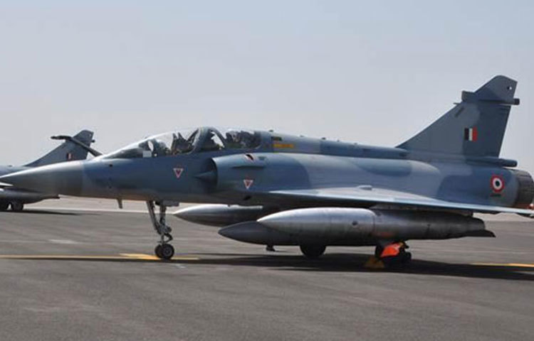 মিরাজ সাধারণত এক পাইলটের হয়। কিন্তু প্রয়োজনে এটাকে দুজনকে নিয়ে উড়তে পারে। এর গতিবেগ ঘণ্টায় ২৩৩৬ কিলোমিটার প্রতি ঘণ্টা।