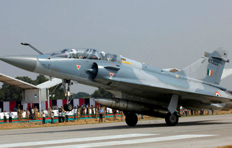 এর ওজন অন্য যুদ্ধবিমানের থেকে অনেকটা বেশি। তাই মিরাজের সাহায্যে দ্রুত অভিযান করা যায়।