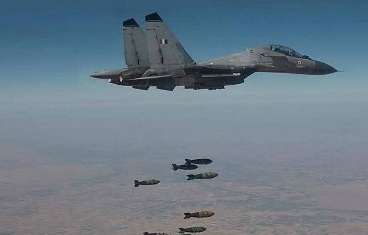 আকাশে উড়ছে ভারতীয় বোমারু বিমান।