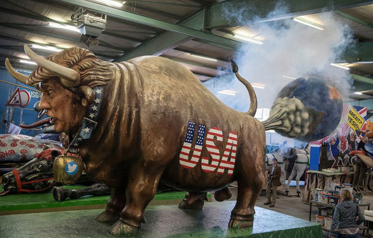 মার্কিন প্রেসিডেন্ট ডোনাল্ড ট্রাম্পকে নিয়ে ‘বিদ্রুপ’ রোজ মনডে কার্নিভাল প্যারেড।