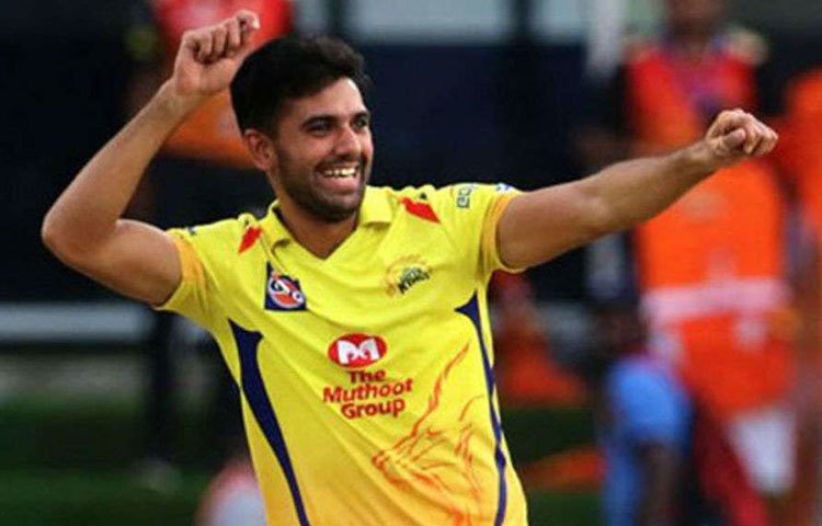 সিএসকের হয়ে পেস আক্রমণের দায়িত্বে থাকবেন দীপক চাহার। আগরার ২৬ বছরের এই পেসার গত আইপিএলে ১২ ম্যাচে নিয়েছিলেন ১০ উইকেট। দু’দিকেই সুইং করাতে পারেন, সঙ্গে বলে গতিও ভালো। বলের পাশাপাশি ব্যাট হাতেও ভালোই স্ট্রাইক করতে পারেন চাহার।