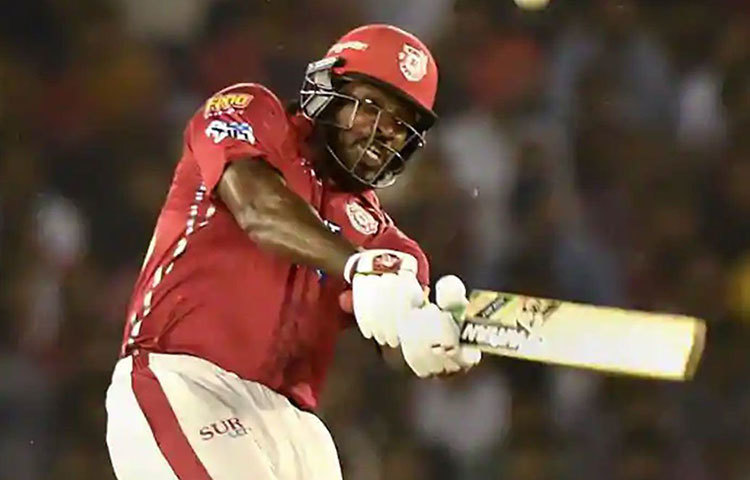 ক্রিস গেইল: ৩৯ বছরের এই তারকা ক্রিকেটারকে কিংস ইলেভেন পাঞ্জাব কিনেছিল ২ কোটি টাকায়। ইউনিভার্স বস গতবারও ছিলেন রান স্কোরারের তালিকার একেবারে উপরের দিকে। বয়স হলেও এ বারেও তিনি চমকে দিতে পারেন বিপক্ষকে।