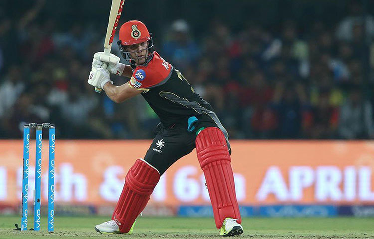 দশ নম্বরে রয়েছেন এবি ডেভিলিয়ার্স। ১৪১টি ম্যাচ খেলে ৩৯৫৩ রান করেছেন এবিডি। তার গড় রান ৩৯.৫৩।