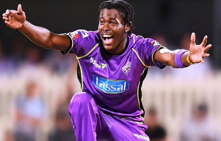 জোফ্রা আর্চার: রাজস্থান রয়্যালসের অলরাউন্ডার জোফ্রা আর্চার অপর এক তারকা ক্রিকেটার। ২৩ বছরের এই তরুণ খুব তাড়াতাড়ি ইংল্যান্ডের জাতীয় দলে খেলবেন বলে মনে করা হচ্ছে। এই মুহূর্তে ক্যারিয়ারের শীর্ষে রয়েছেন তিনি। বল হাতে বিপক্ষকে গুঁড়িয়ে দিতে দলের ট্রাম্প কার্ড হতে পারেন জোফ্রা।