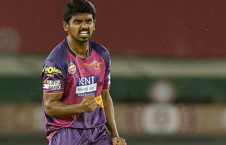 কিংস ইলেভেন পাঞ্জাবে রয়েছেন তামিলনাড়ুর ‘মিস্ট্রি’ স্পিনার বরুণ চক্রবর্তী। রবিচন্দ্রন অশ্বিনসহ তিন জন স্পিনার রয়েছেন দলে। তাই মুরুগান অশ্বিন দলে থাকলেও খেলার সম্ভাবনা খুবই কম।