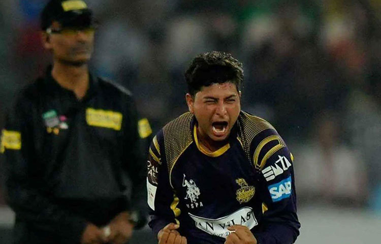 কুলদীপ যাদব: কলকাতা নাইট রাইডার্সের ট্রাম্প কার্ড হতে পারেন কুলদীপ যাদব। বাঁ-হাতি এই চায়নাম্যান কেকেআরের অন্যতম তারকা। চায়নাম্যানের কব্জির ভেলকিতে কত জন ব্যাটসম্যান ঘায়েল হলেন, এবার তারই অপেক্ষা।