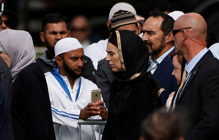 জুমার নামাজ পড়তে আসা মুসল্লিদের সঙ্গে কথা বলছেন নিউজিল্যান্ডের প্রধানমন্ত্রী জাসিন্ডা আরর্ডান।