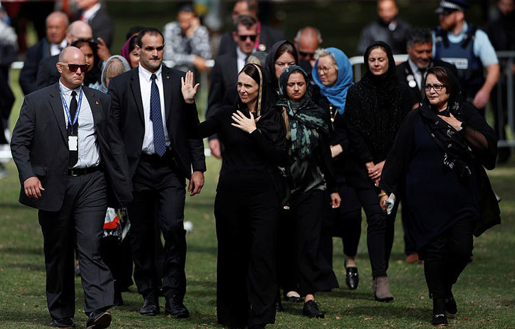 জাসিন্ডা আরর্ডান মুসলিম পোশাক পড়ে আল নুর মসজিদের কাছে হেগলি পার্কে জুমার নামজের সময় মুসলমানদের সঙ্গে শোক প্রকাশ করতে আসেন।