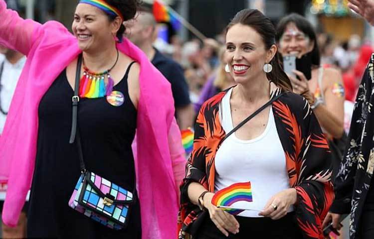 মুসলমানদের উদ্দেশ্যে জাসিন্ডা জানান, নিউজিল্যান্ড মোটেও সন্ত্রাসী দেশ নয়। এই দেশে মুসলমানসহ সব ধর্মের মানুষ স্বাধীনভাবেই থাকতে পারবে।