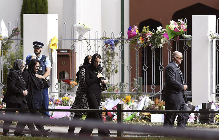 আল নুর মসজিদের সামনে দিয়ে হেঁটে যাচ্ছেন নিউজিল্যান্ডের প্রধানমন্ত্রী জাসিন্ডা আরর্ডান।