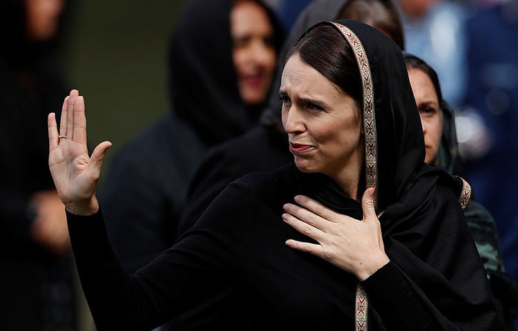 জুমার নামাজ পড়তে আসা মুসল্লিদের হাত নাড়িয়ে অভিবাদন জানাচ্ছেন নিউজিল্যান্ডের প্রধানমন্ত্রী জাসিন্ডা আরর্ডান।