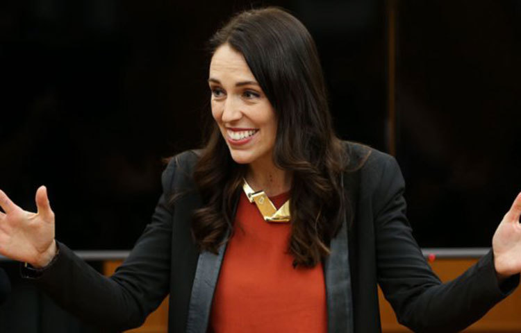 জাসিন্ডা আরর্ডান ক্রাইস্টচার্চের ঘটনার পর প্রতিদিনই ছুটে যাচ্ছেন নিহতদের স্বজনদের কাছে। তাদের জড়িয়ে ধরছেন, সমব্যাথী হচ্ছেন।