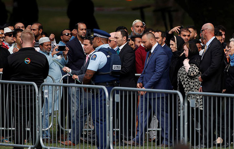 নিউজিল্যান্ডের প্রধানমন্ত্রী জাসিন্ডা আরর্ডান আল নুর মসজিদের কাছে হেগলি পার্কে জুমার নামাজ পড়তে আসা মানুষের মাঝে।