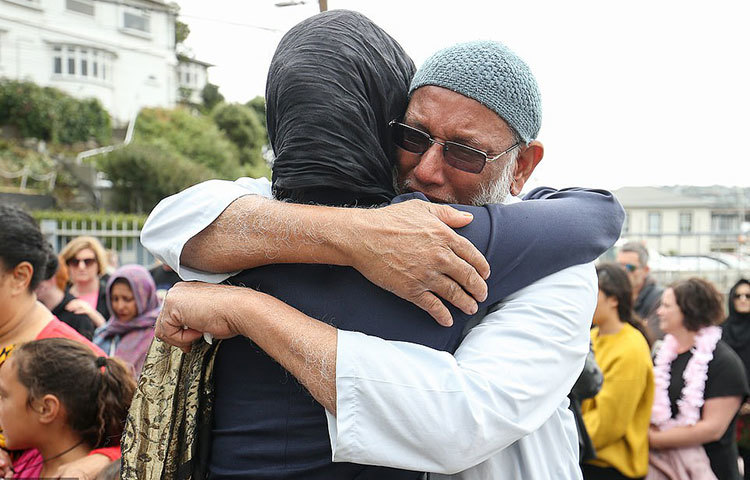 নিউজিল্যান্ডের প্রধানমন্ত্রী জাসিন্ডা আরডার্নকে কাছে পেয়ে কান্নায় ভেঙে পড়েন মুসলমানরা।