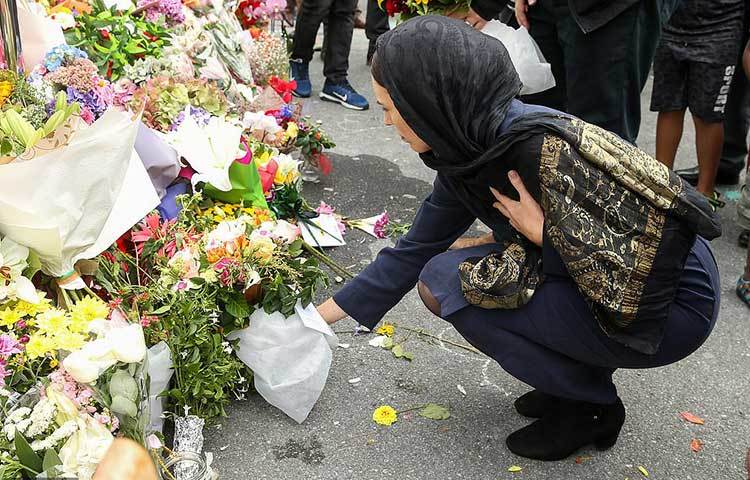 সন্ত্রাসী হামলায় নিহতদের স্মৃতির প্রতি ফুল দিয়ে শ্রদ্ধা জানাচ্ছেন নিউজিল্যান্ডের প্রধানমন্ত্রী জাসিন্ডা আরডার্ন।