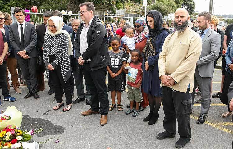 হামলায় নিহতদের স্মরণে দাঁড়িয়ে সম্মান জানাচ্ছেন নিউজিল্যান্ডের প্রধানমন্ত্রী জাসিন্ডা আরডার্ন। এ সময় তিনি কিছুক্ষণ নিরবে দাঁড়িয়ে থাকেন।