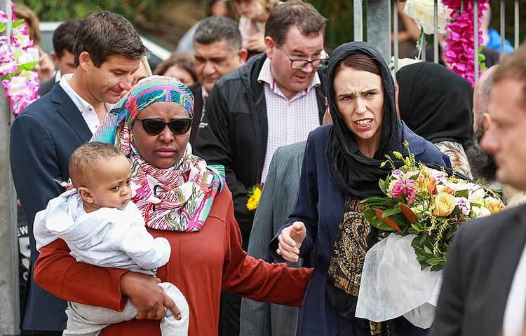 নিউজিল্যান্ডের প্রধানমন্ত্রী জাসিন্ডা আরডার্ন মুসলমানদের খোঁজ-খবর নিচ্ছেন।