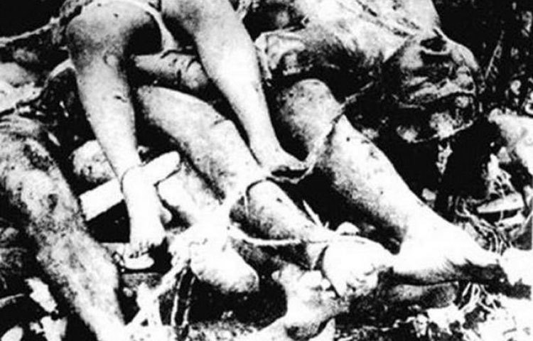 গণহত্যার শিকার লাশের স্তূপ।