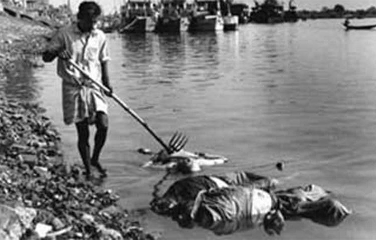 বুড়িগঙ্গায় ভাসছে মৃত মানুষের লাশ। এই গণহত্যায় বিশ্বজুড়ের নিন্দার ঝড় উঠেছিল।