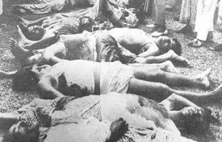 ১৯৭১ সালের ২৫ মার্চের গণতহ্যার শিকার হতভাগ্য মানুষের লাশের সারি।