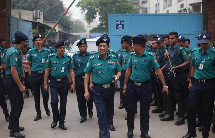 বিএসএমএমইতে অতিরিক্ত পুলিশ তোমায়েন করা হয়েছে। নিরাপত্তা ব্যবস্থা পরিদর্শনে আসেন ডিএমপি কমিশনার আসাদুজ্জামান মিয়া। ছবি: মাহবুব আলম
