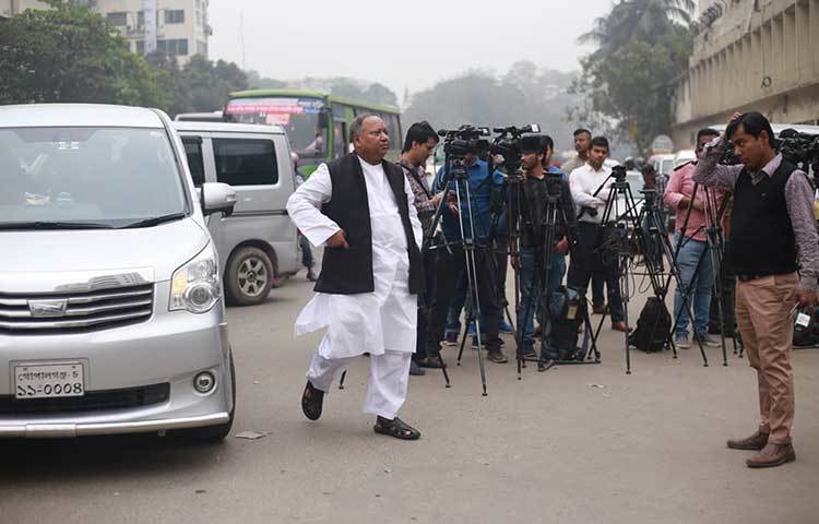 হাসপাতাল গেটে বিভিন্ন চ্যানেলের সংবাদকর্মীরা সংবাদ সংগ্রহের জন্য উপস্থিত রয়েছেন। ছবি: মাহবুব আলম