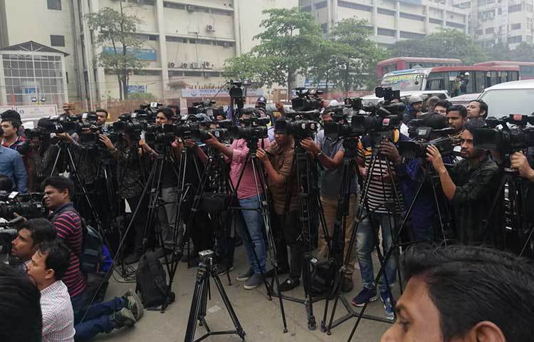 গণমাধ্যমকর্মীরা সংবাদ সংগ্রহের কাজ করছেন। ছবি: মাহবুব আলম