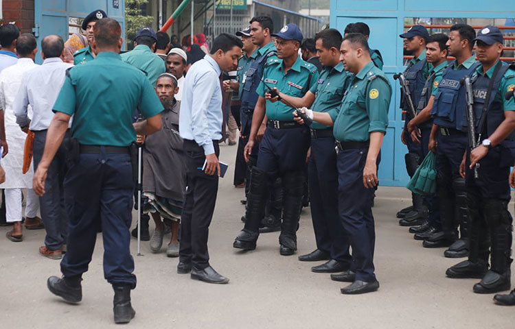 সতর্ক অবস্থায় রাখা হয়েছে পুলিশ সদস্যদেরকে। ছবি: মাহবুব আলম