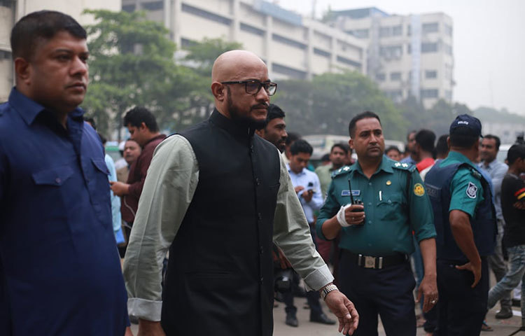 পরিবহন ও সেতুমন্ত্রীকে দেখতে হাসপাতালে আসেন সাবেক প্রতিমন্ত্রী আরিফ খান জয়। ছবি: মাহবুব আলম