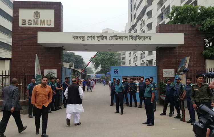 অতিরিক্ত নিরাপত্তা থাকলেও (বিএসএমএমইউ) হাসপাতালের সব ধরনের চিকিৎসা কার্যক্রম স্বাভাবিক রয়েছে। ছবি: মাহবুব আলম