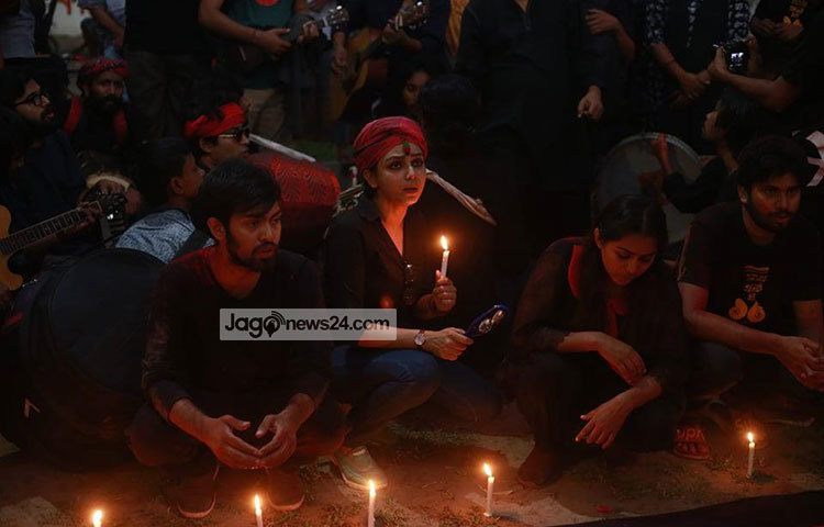 ঢাকা বিশ্ববিদ্যালয়ের স্বোপার্জিত স্বাধীনতা চত্বর (টিএসসি) থেকে রোববার বিকেল সাড়ে পাঁচটায় প্রাচ্যনাটের সদস্য ও সুভাকাঙ্ক্ষীরা ১৯৭১ সালের ভয়াল কালরাতের স্মরণে এ ‘লালযাত্রা’র আয়োজন করে। কালো পোশাক পরে মোমবাতি জ্বালিয়ে স্মরণ করছে সেই দিনের কথা। ছবি: মাহবুব আলম