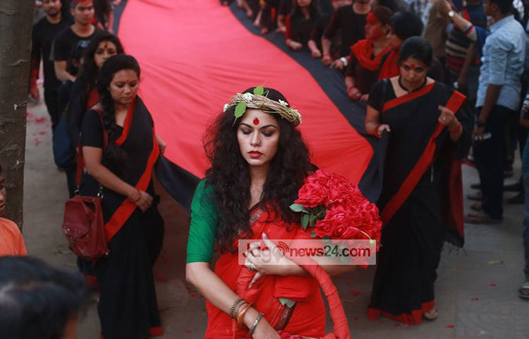 প্রাচ্যনাটের সবাই হেঁটে যায় স্মৃতি চিরন্তন চত্বর (ফুলার রোড সড়কদ্বীপ) পর্যন্ত। এ সময় গাওয়া হয় ‘ধনধান্য পুষ্পভরা’সহ কয়েকটি দেশের গান। ছবি: মাহবুব আলম
