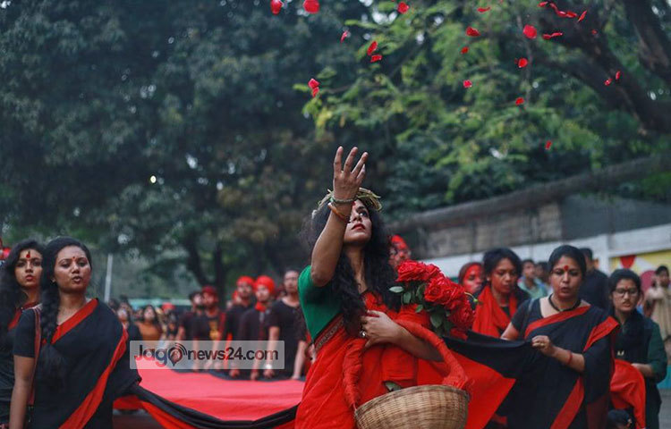 শহীদদের স্মরণে প্রাচ্যনাটের সদস্যরা ফুল ছড়িয়ে দিচ্ছেন। সেই সঙ্গে স্মৃতি চিরন্তন চত্বরে সব শহীদের প্রতি সম্মানার্থে প্রদীপ প্রজ্বালনের মধ্য দিয়ে শেষ হয় ‘লালযাত্রা’। ছবি: মাহবুব আলম