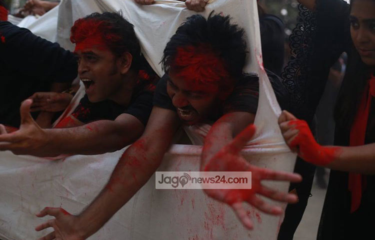 নয় বছর ধরে নিয়মিতভাবে ‘লালযাত্রা’র মাধ্যমে শহীদদের স্মরণ করছে প্রাচ্যনাট। ছবি: মাহবুব আলম
