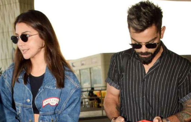 নতুন লুকে বেঙ্গালুরু আইপিএলের শিবিরে যোগ দেওয়ার জন্য স্ত্রী অনুশকাকে সঙ্গে নিয়ে রওনা হলেন বিরাট কোহলি।