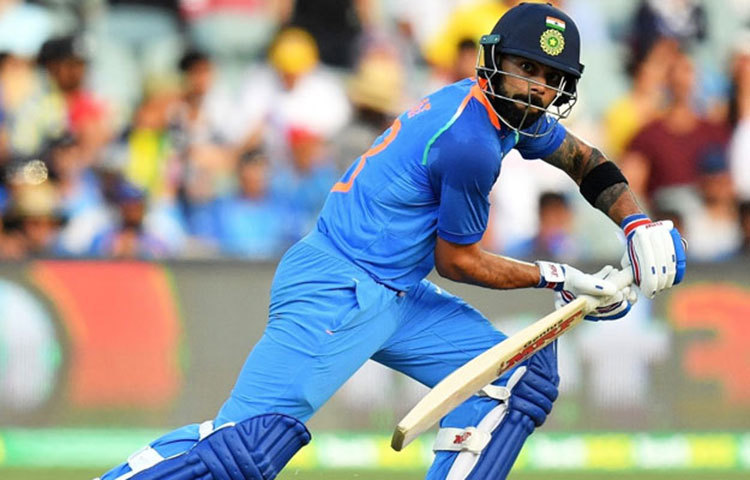 সেই বিরাট কোহলির ব্যাটিং নিয়ে কাঁটাছেড়া করতে বসেছিলেন অস্ট্রেলিয়ার প্রাক্তন স্পিন কিংবদন্তি। বিশ্বের বড় বড় বোলাররাও বিরাটের ব্যাটিংয়ে কৌশল খুঁজে বের করতে পারছেন না। একবার উইকেটে সেট হয়ে গেলে বিরাটের উইকেট টলানো বেজায় মুশকিল। তবে এবার ওয়ার্ন জানালেন, ঠিক কেমন বোলিং করলে বিরাটকে কাবু করা যায়!