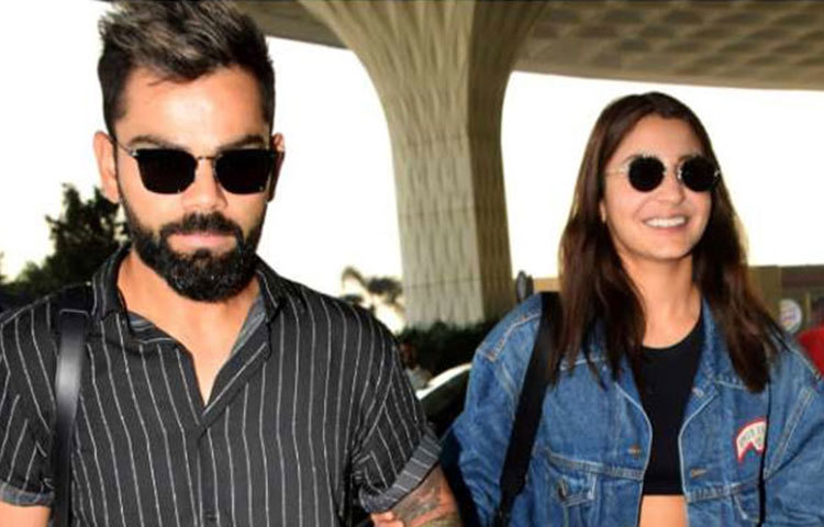 ব্লাক স্ট্রাইপ শার্ট ও ব্লাক  ট্র্যাক প্যান্টে দেখা গেল বিরাটকে। কাঁধে ছিল দামি লেদার ব্যাগ। সঙ্গে ছিলেন তার স্ত্রী আনুশকা শর্মা।