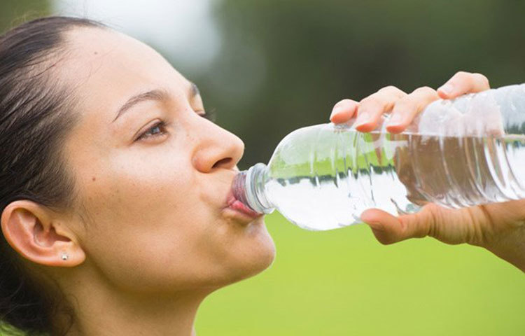 পর্যাপ্ত পানি পান না করলে: প্রতিদিন যেসব কারণে কিডনির ক্ষতি হয় তার মধ্যে সবচেয়ে সাধারণ কারণ হলো পর্যাপ্ত পানি পান না করা। কিডনির অন্যতম প্রধান কাজ শরীর থেকে পরিপাক প্রক্রিয়ার বর্জ্য অপসারণ করা এবং লোহিত রক্তকণিকার ভারসাম্য রক্ষা করা। কিন্তু পর্যাপ্ত পানি পান না করলে বৃক্বের রক্তপ্রবাহ কমে যায়। এর ফলে রক্তে দূষিত রাসায়নিক জমা হতে থাকে।