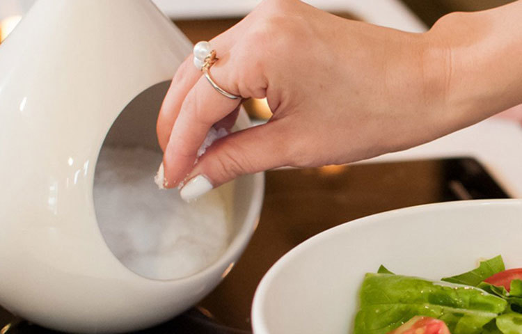 বেশি লবণ খেলে: আমরা যখন বেশি বেশি লবণ খাই, তখন এই সোডিয়াম প্রক্রিয়াজাত করা নিয়ে কিডনিকে অনেক বেশি ব্যস্ত থাকতে হয়। এতে কিডনির ওপর প্রবল চাপ পড়ে। অতিরিক্ত খেলে ব্লাড প্রেসার বাড়ে এবং কিডনিতে প্রেসার পড়ে। প্রতিদিন ৫.৮ গ্রামের বেশি লবণ খাওয়া উচিত নয়।